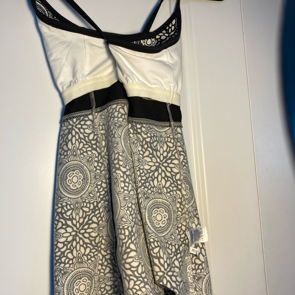 Athletisure top with built in shelf bra - Picture 4 of 5